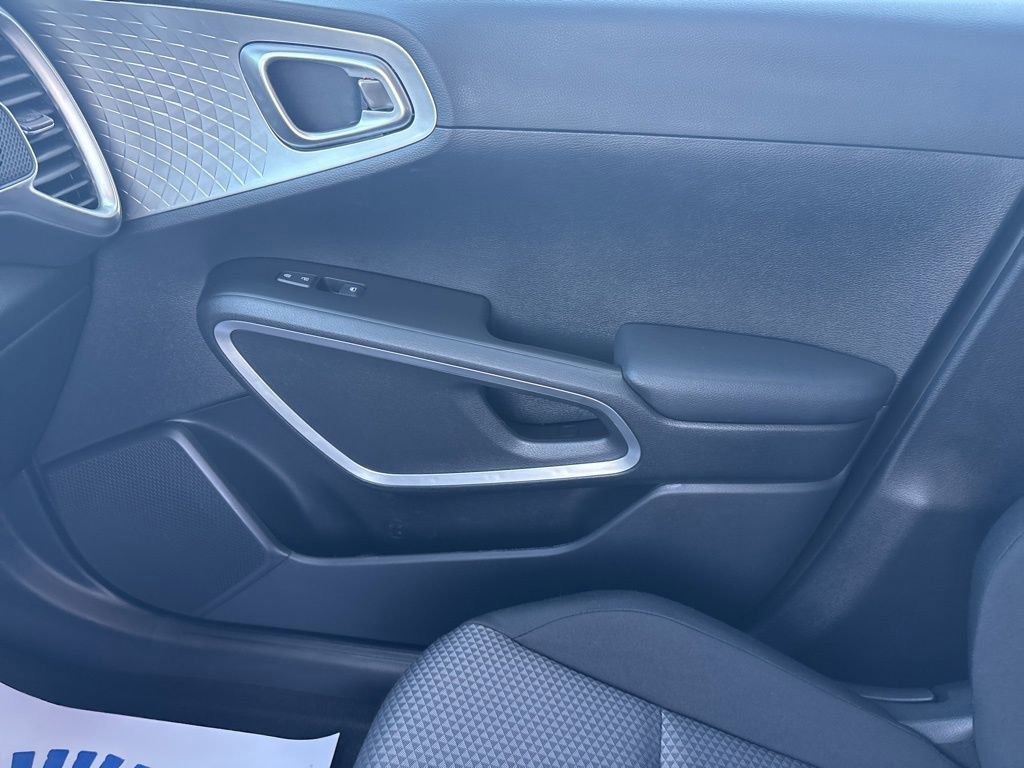 Used 2025 Kia Soul LX image 23