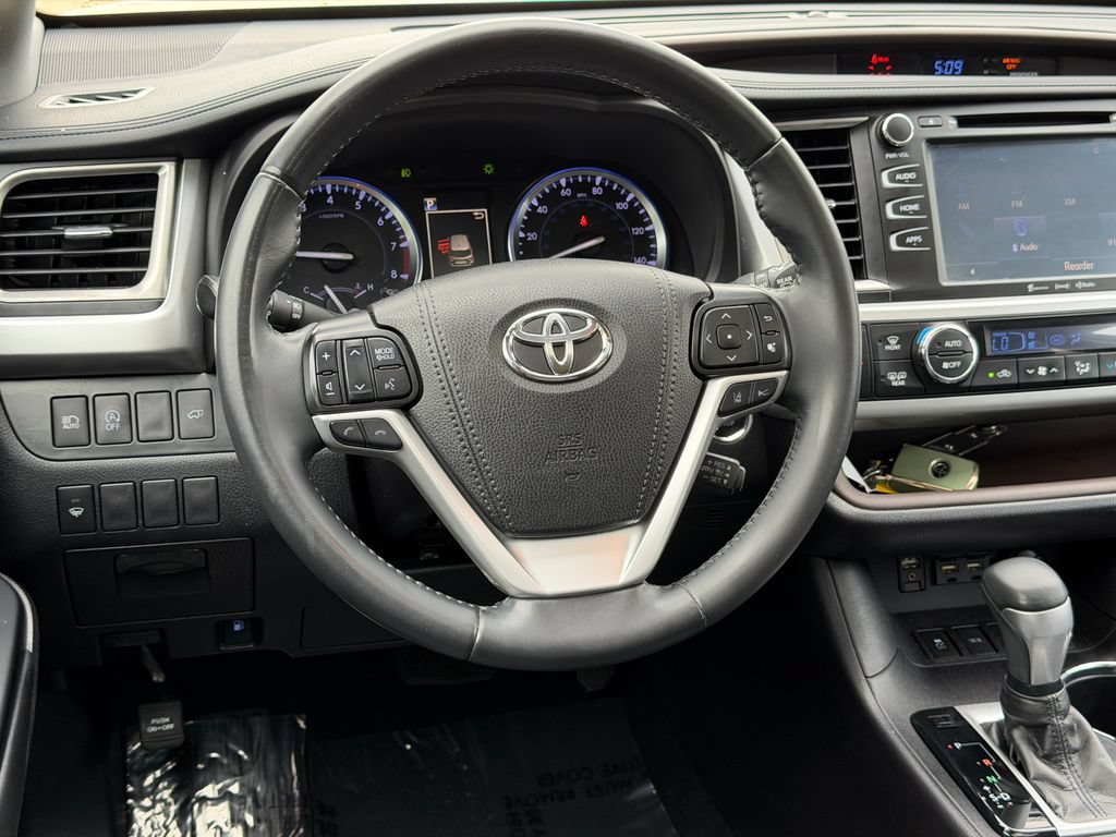 Used 2019 Toyota Highlander XLE AWD/4WD image 14