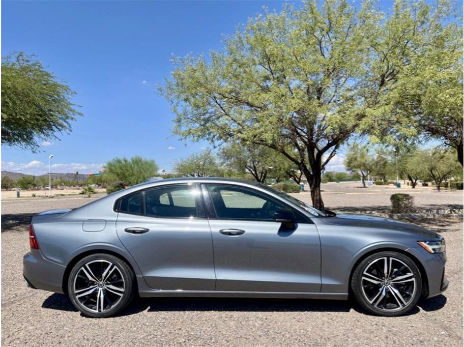 Used 2019 Volvo S60 T5 R-Design image 2