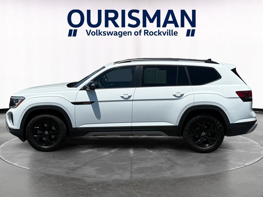 Used 2025 Volkswagen Atlas Peak Edition SE AWD/4WD image 3
