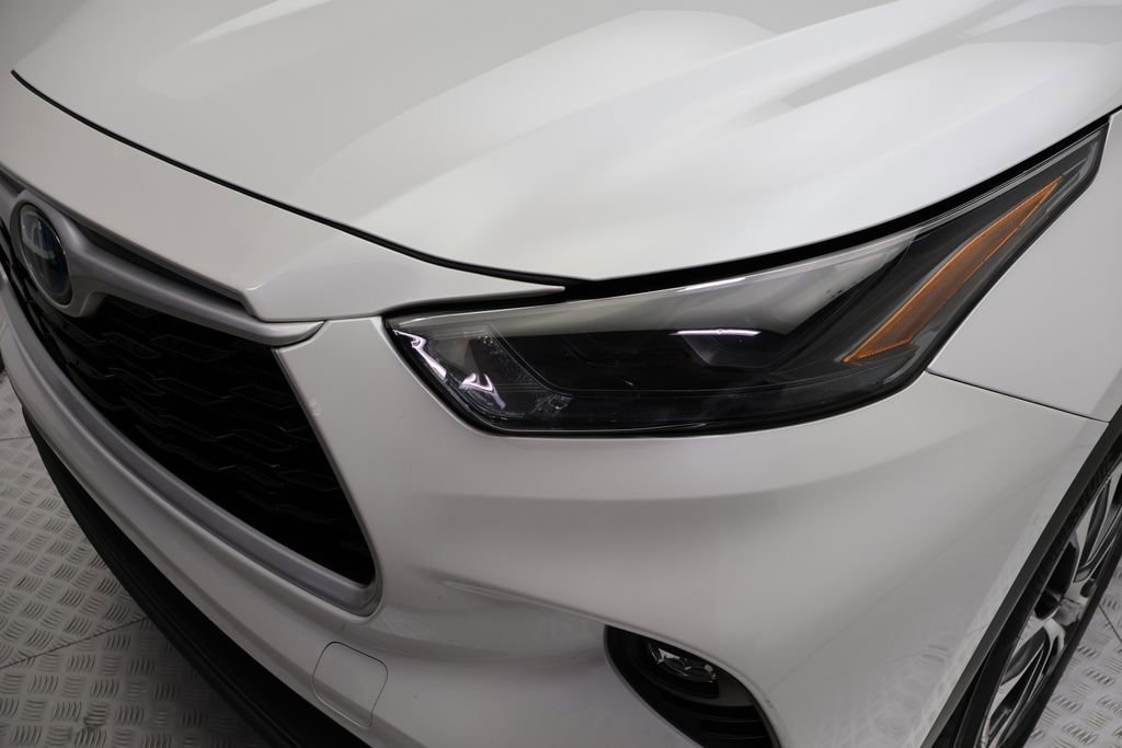 Used 2024 Toyota Highlander XLE FWD image 3