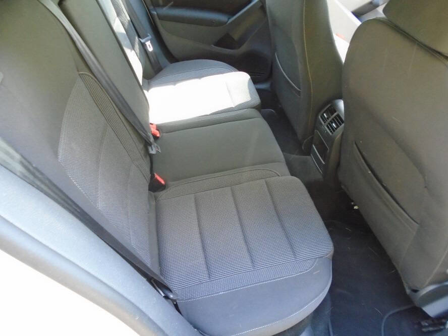 Used 2014 Volkswagen Golf 4-Door FWD image 18