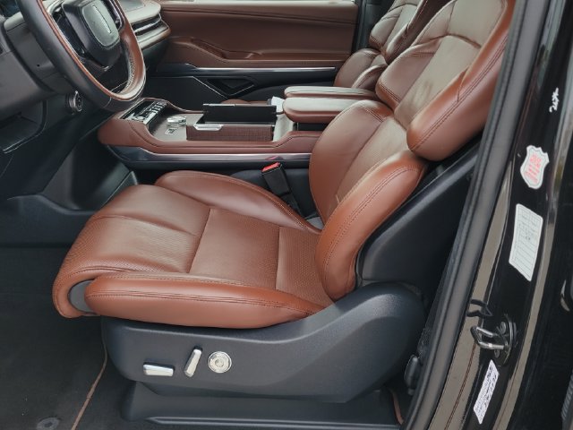 Certified 2025 Lincoln Navigator Reserve AWD/4WD image 9