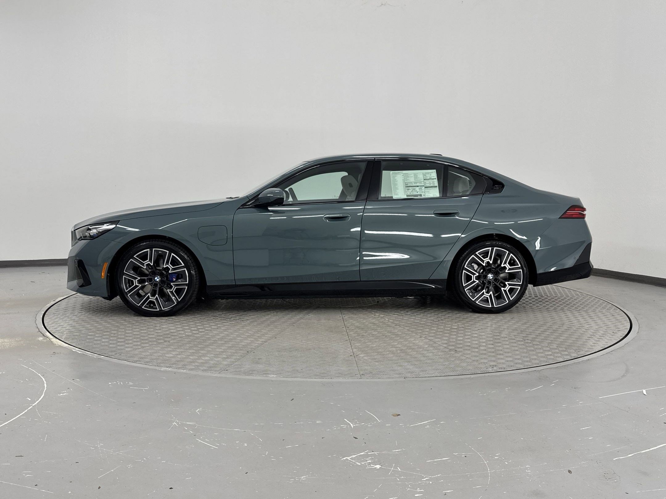 New 2026 BMW 550e xDrive w/ Executive Package image 2