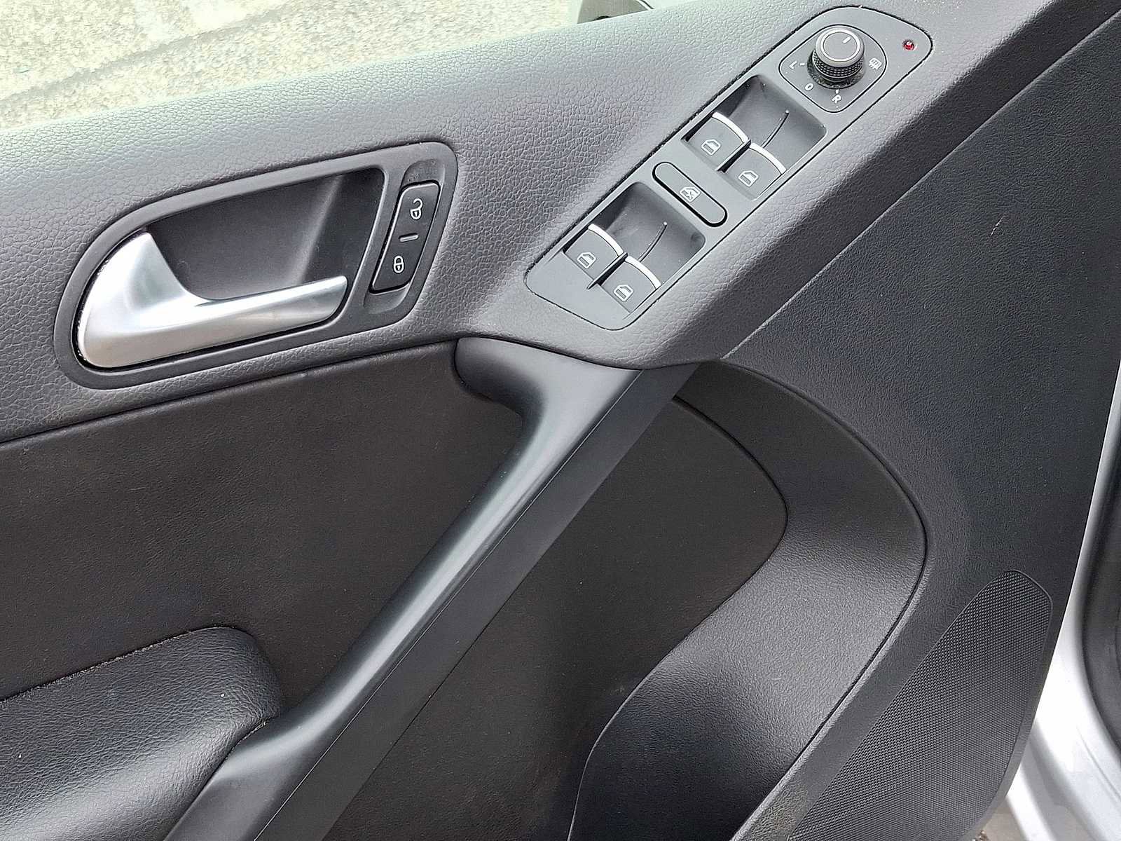 Used 2016 Volkswagen Tiguan SE image 30