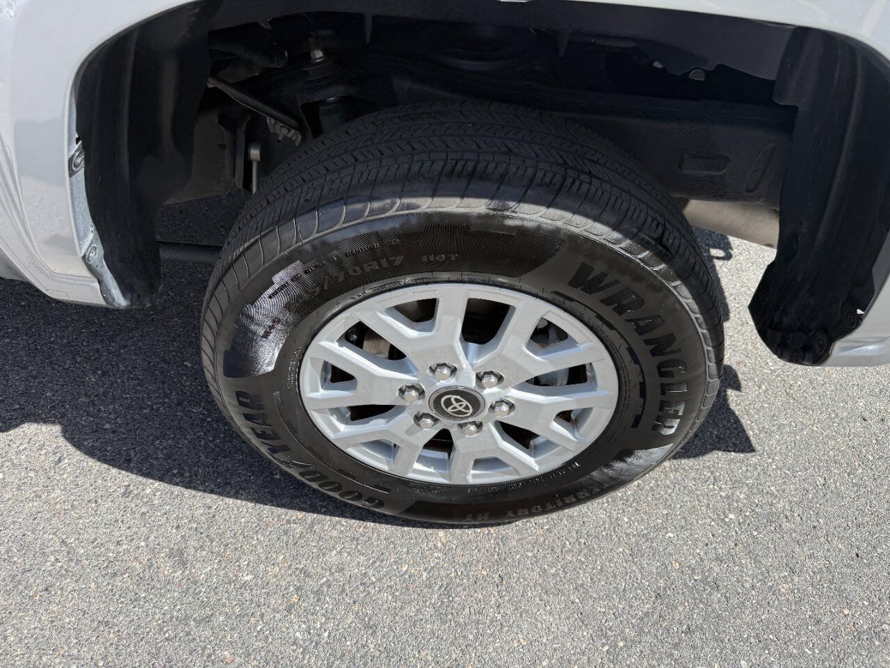 Used 2025 Toyota Tacoma SR5 AWD/4WD image 16