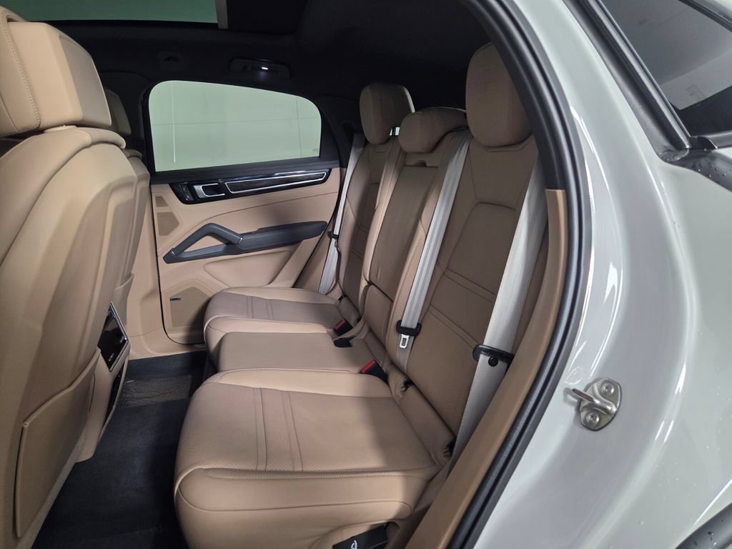 Used 2023 Porsche Cayenne Platinum Edition AWD/4WD image 24
