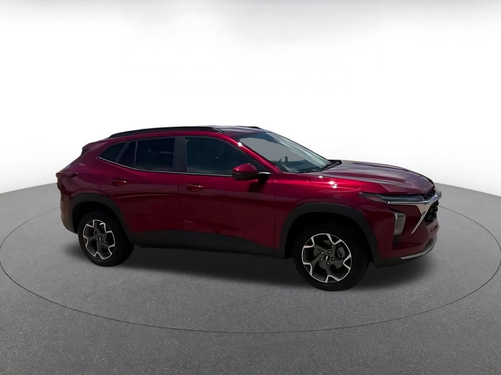 Used 2025 Chevrolet Trax LT FWD image 2