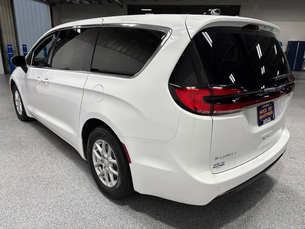 Used 2026 Chrysler Pacifica Select FWD image 5
