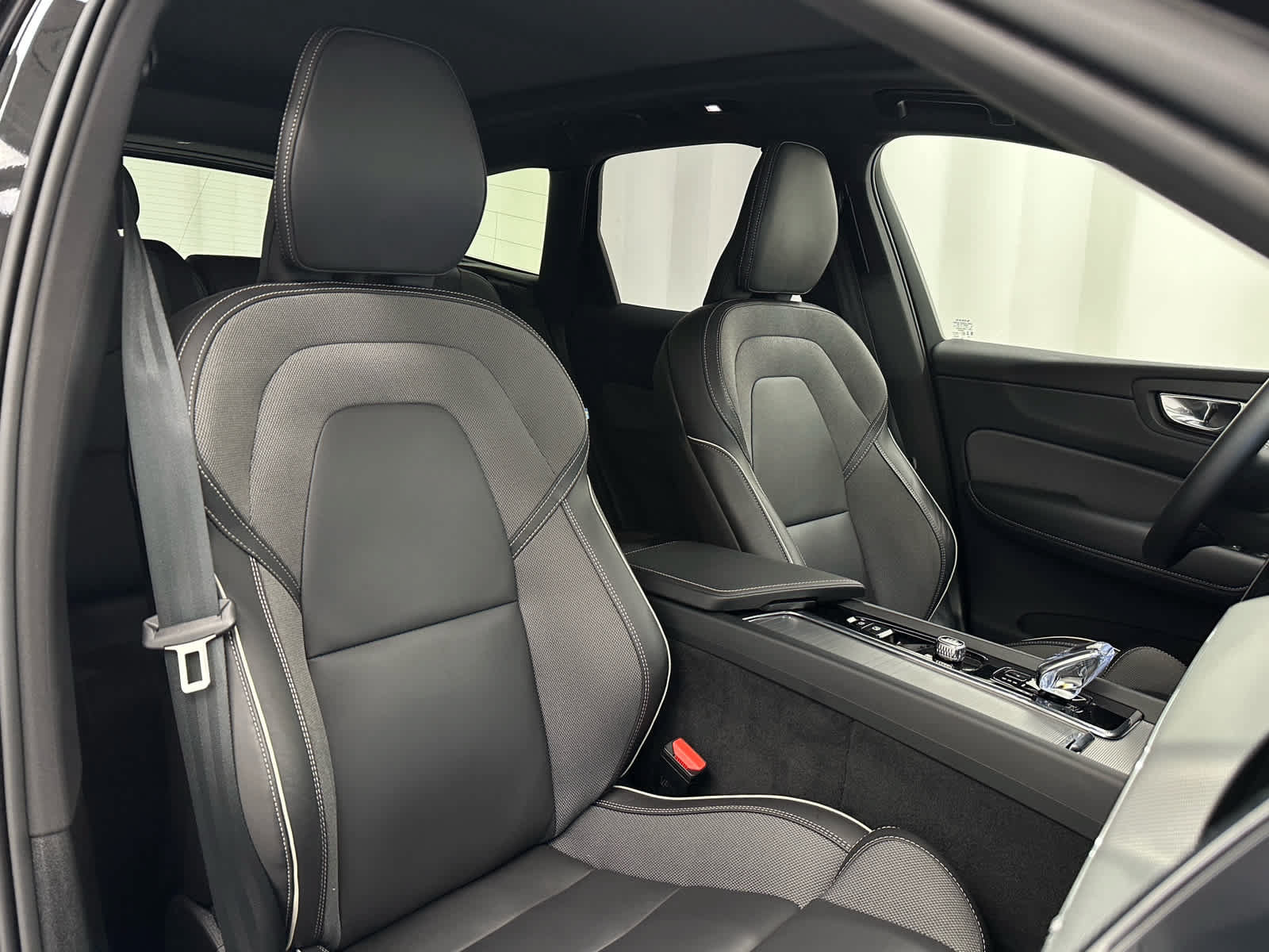 Used 2025 Volvo XC60 B5 Ultra w/ Climate Package AWD/4WD image 19