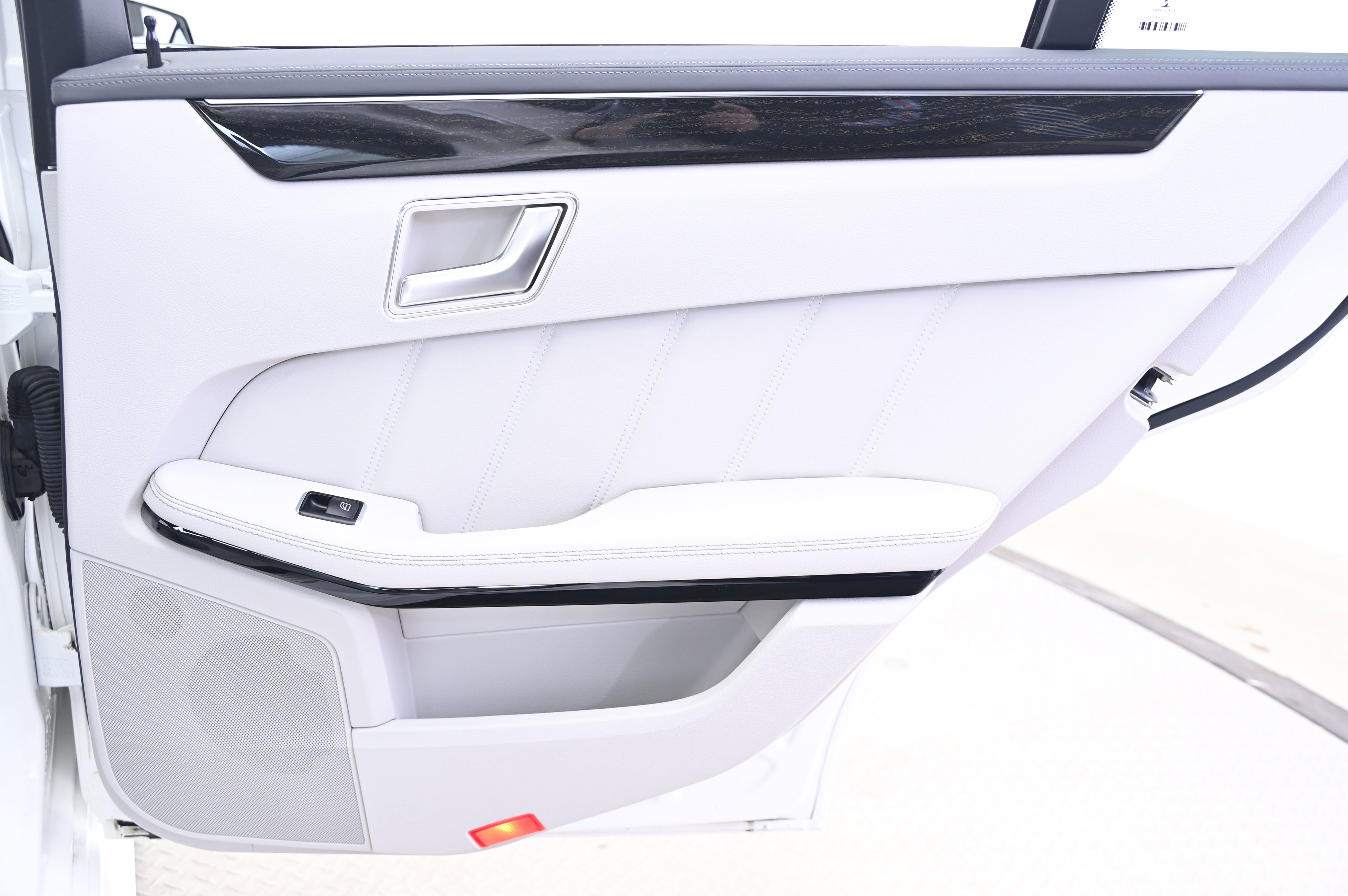 Used 2015 Mercedes-Benz E 400 4MATIC Sedan image 16