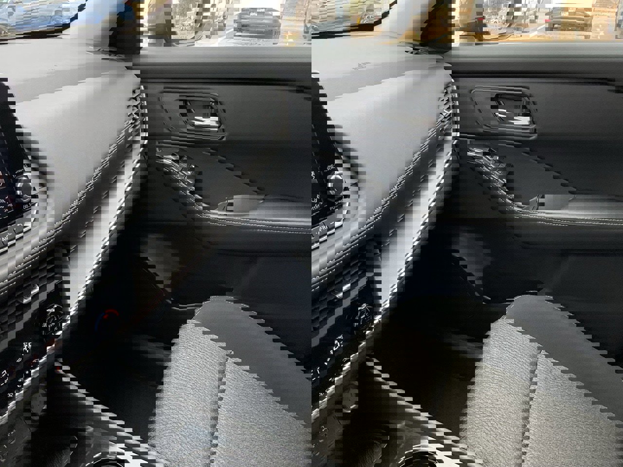 Used 2024 Nissan Rogue SV image 33