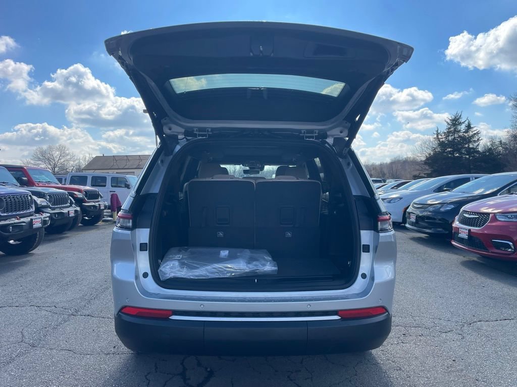 New 2026 Jeep Grand Cherokee L Limited w/ Luxury Tech Group II AWD/4WD image 13