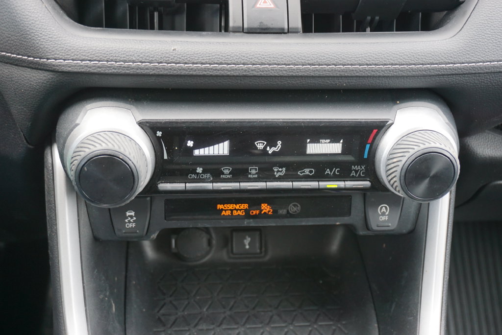Used 2022 Toyota RAV4 LE AWD/4WD image 18