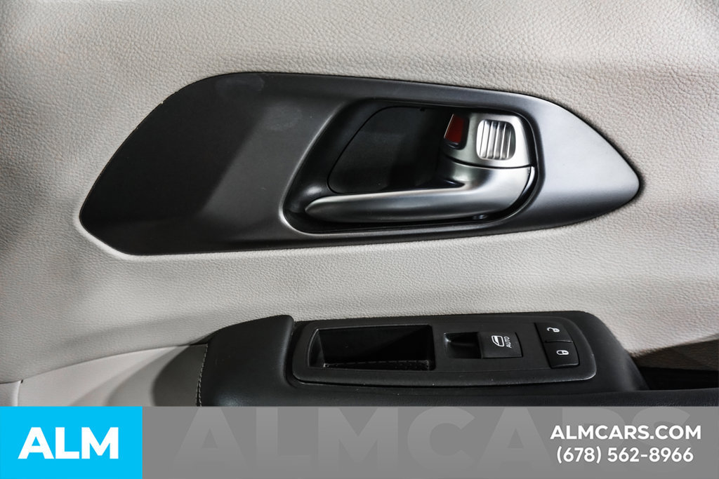 Used 2023 Chrysler Pacifica Touring-L FWD image 40