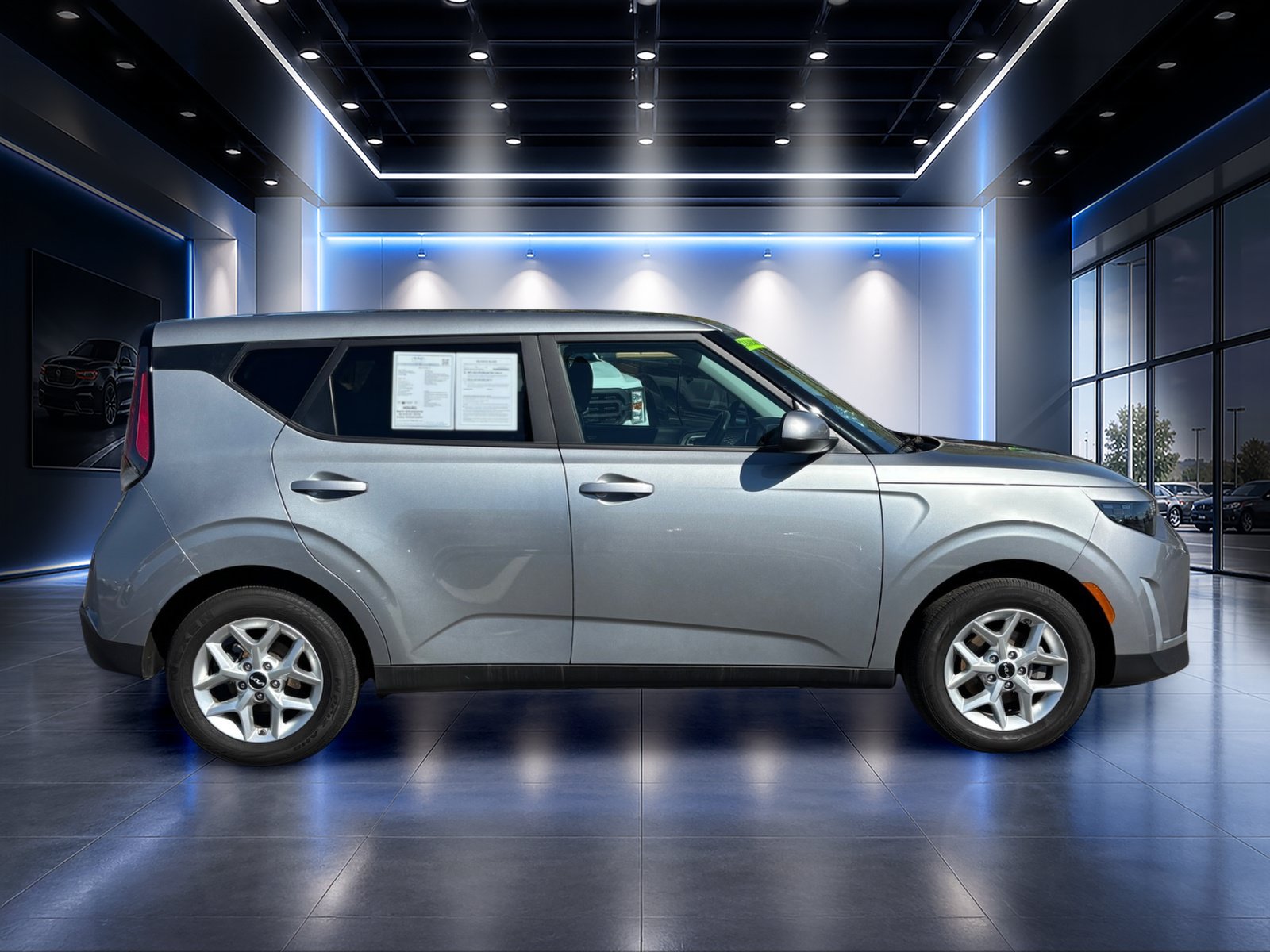 Used 2025 Kia Soul LX w/ LX Technology Package FWD image 3