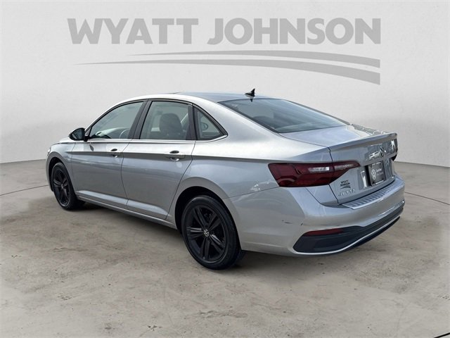 Used 2023 Volkswagen Jetta SE image 3
