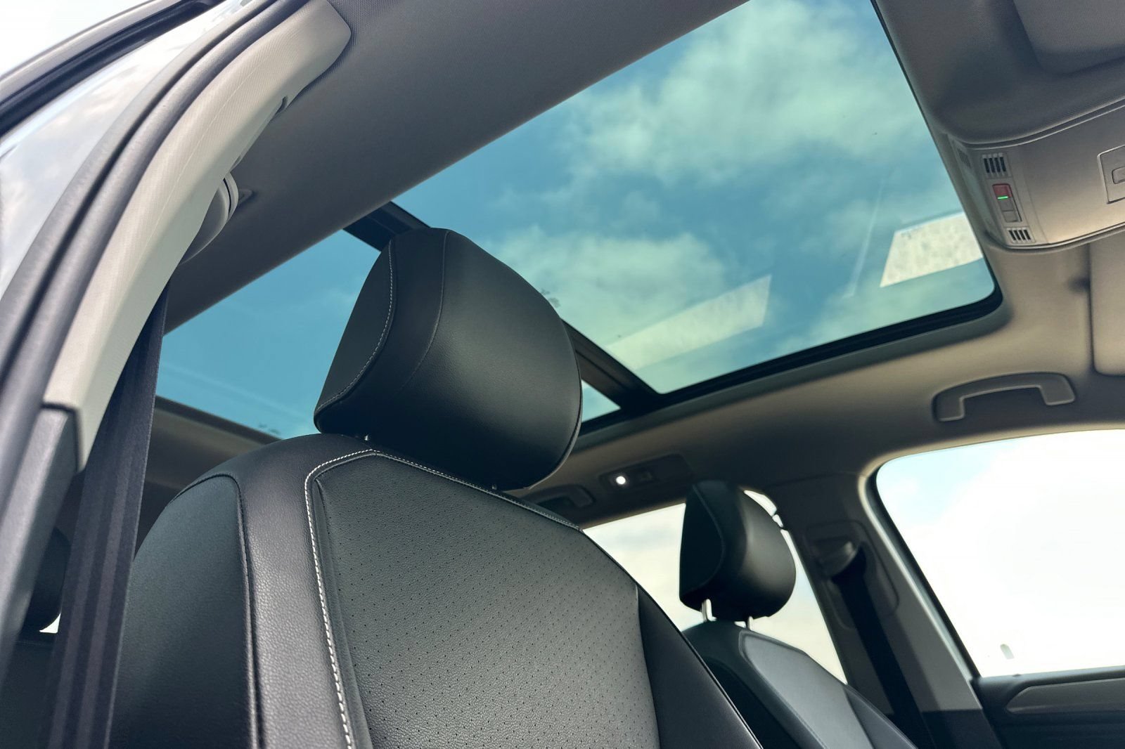 Used 2023 Volkswagen Tiguan SE w/ Panoramic Sunroof Package FWD image 18