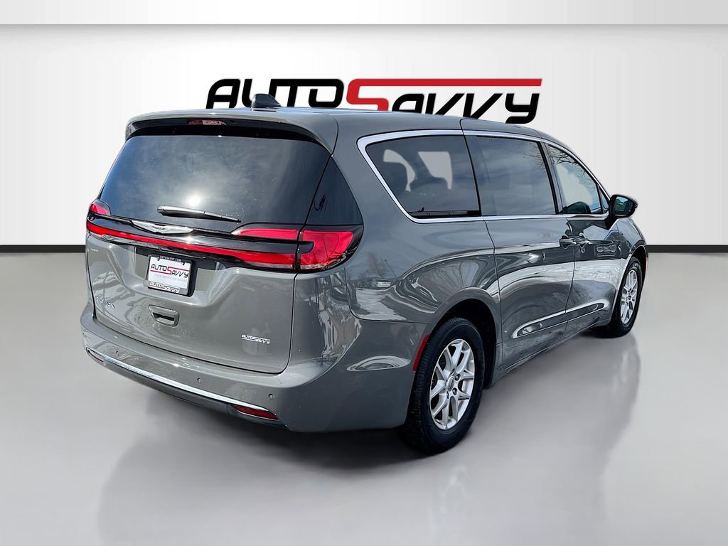 Used 2025 Chrysler Pacifica Select image 7