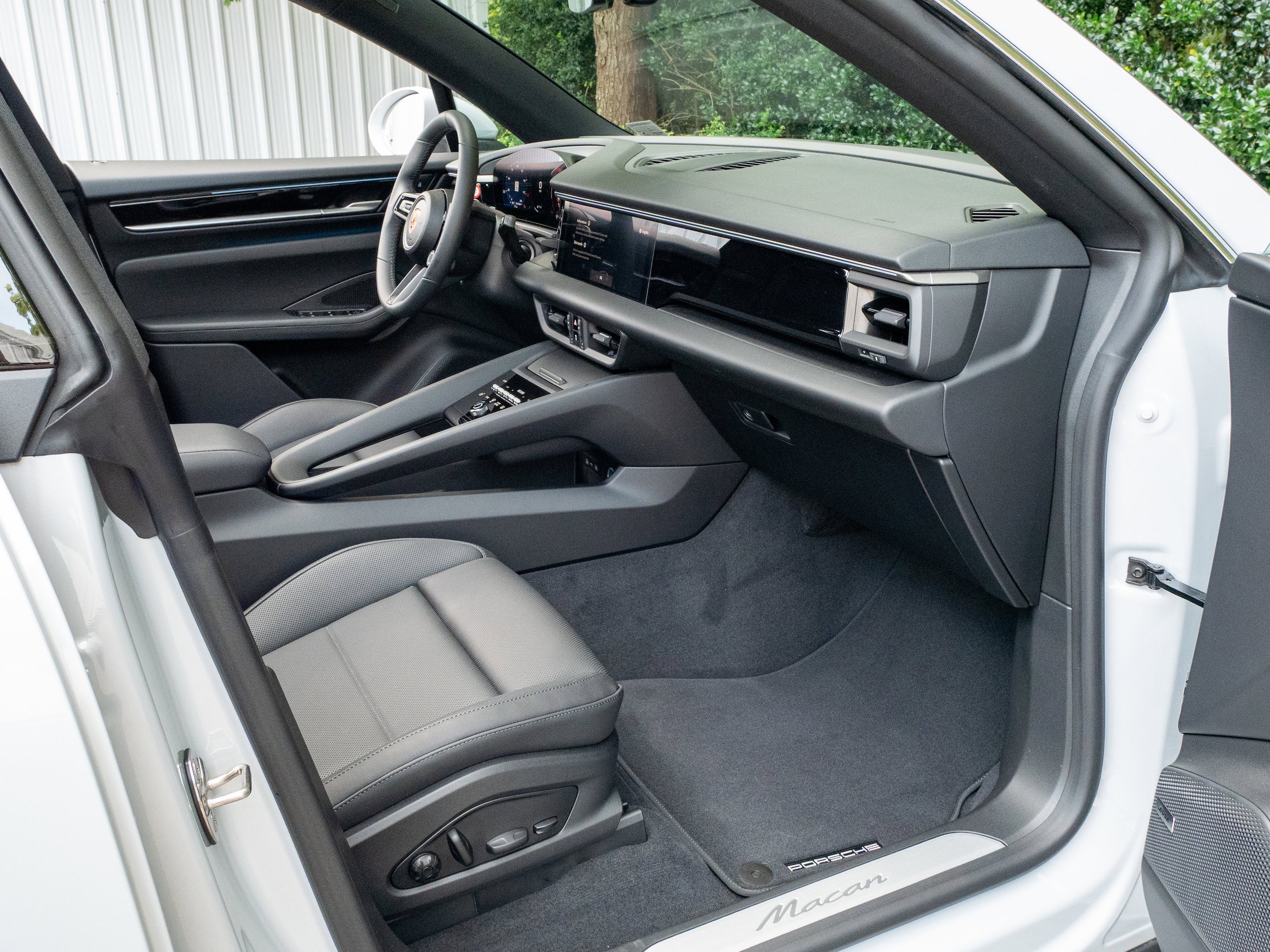 New 2025 Porsche Macan Electric RWD image 31