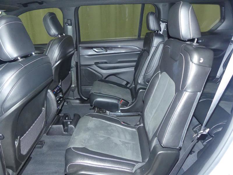 Used 2023 Jeep Grand Cherokee L Laredo image 24