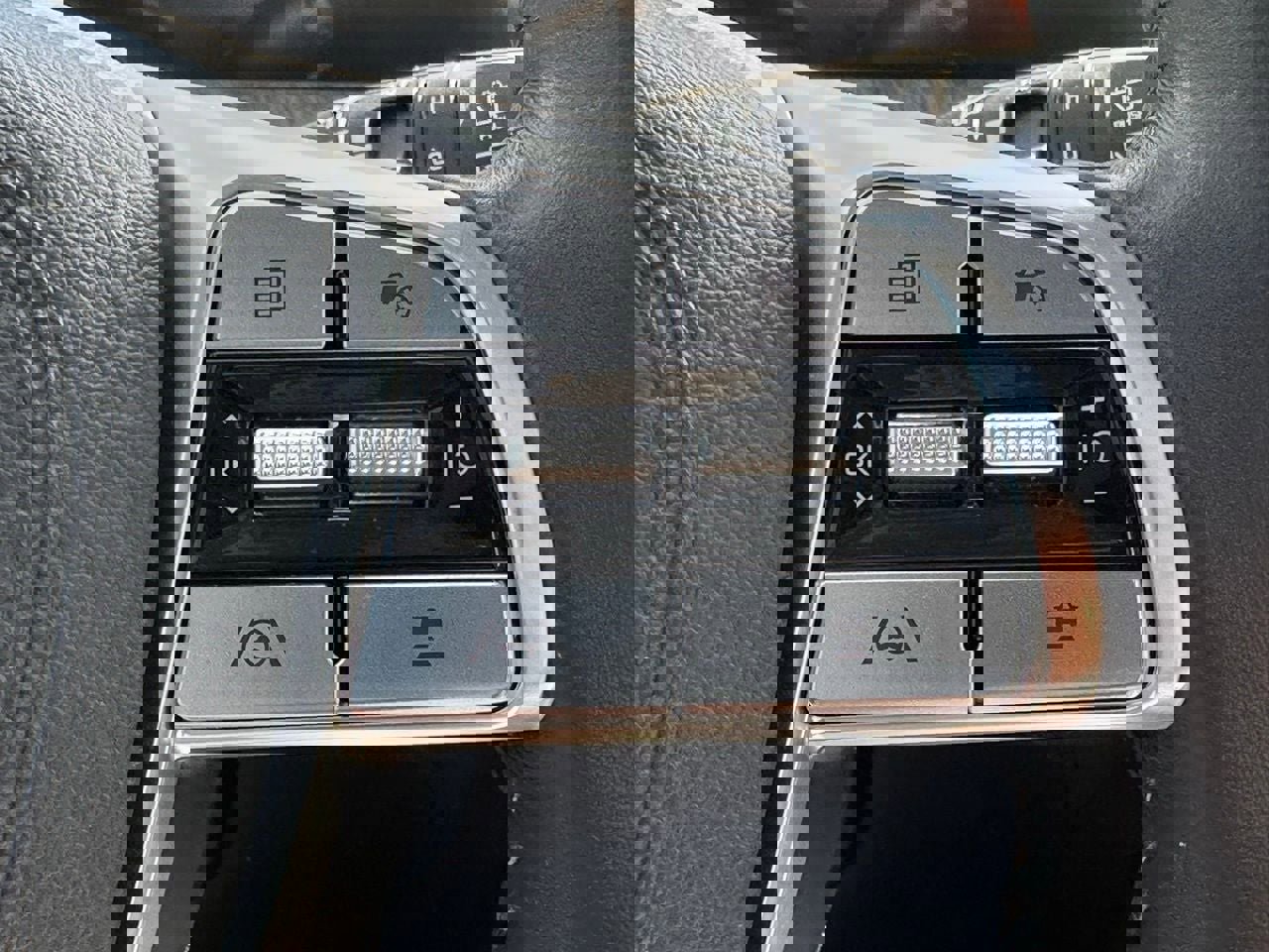 Used 2025 Kia Telluride EX w/ EX Captain's Chair Package image 28