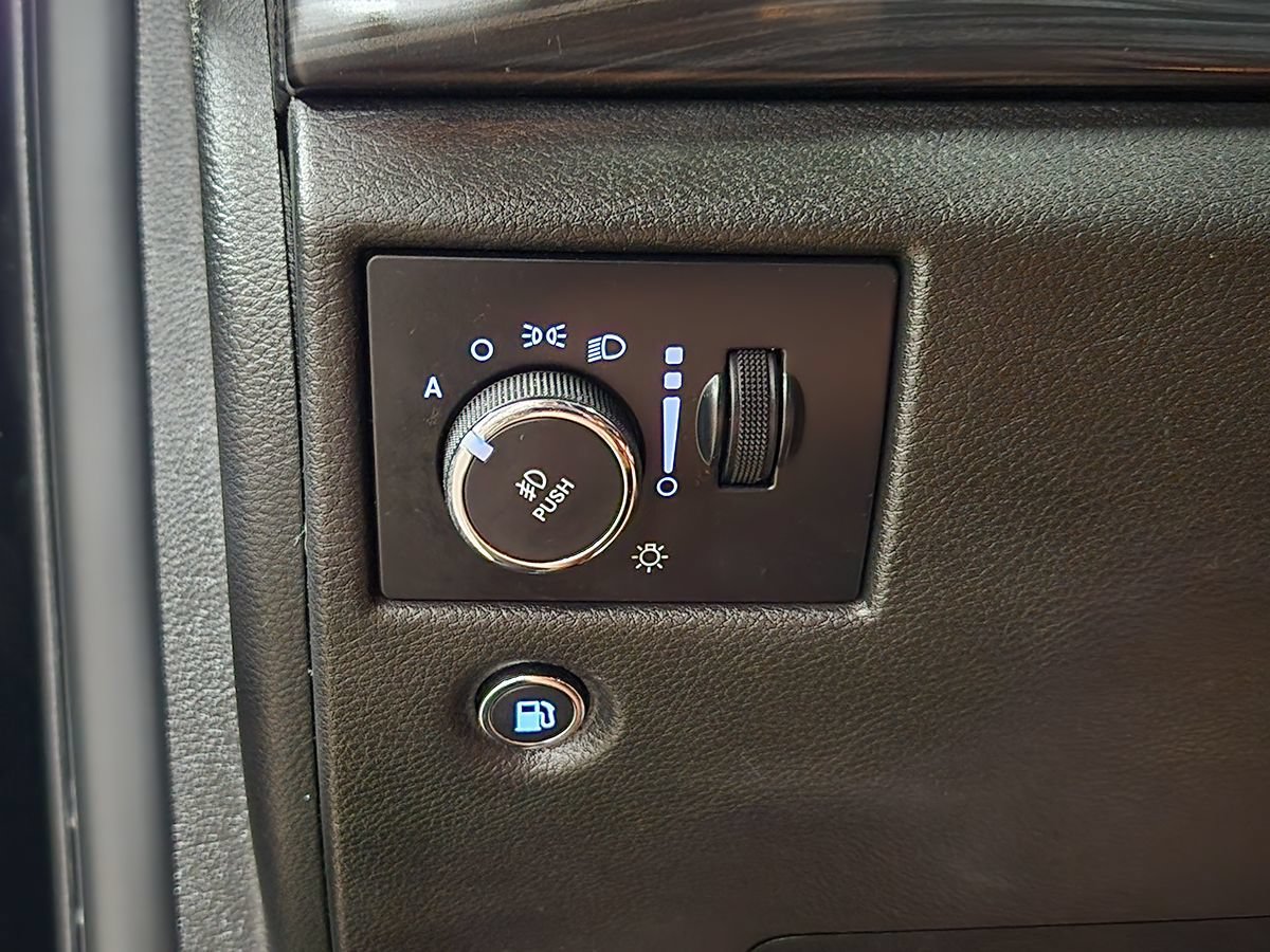 Used 2019 Jeep Grand Cherokee Laredo RWD image 40