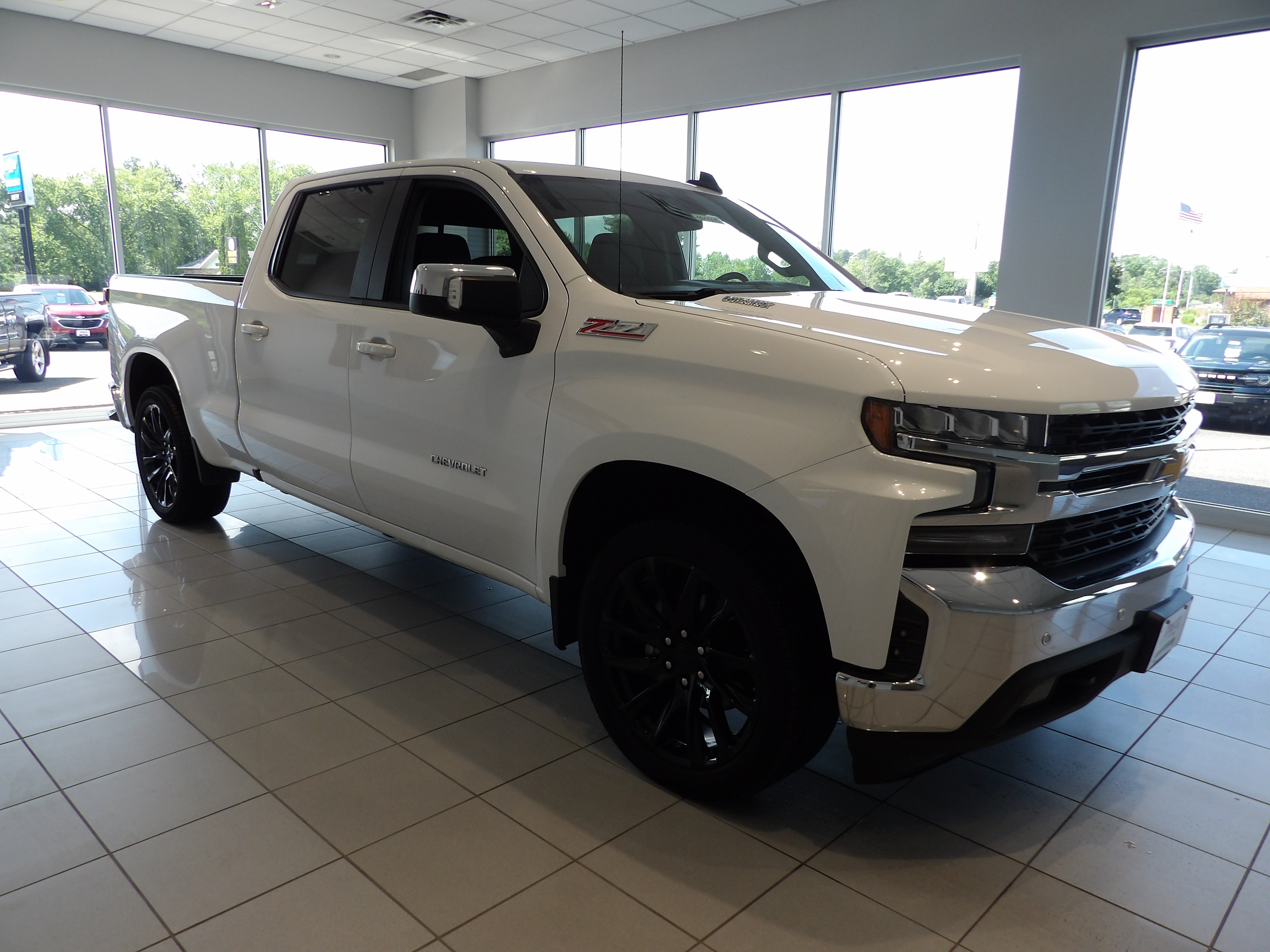 Used 2021 Chevrolet Silverado 1500 LT AWD/4WD image 3