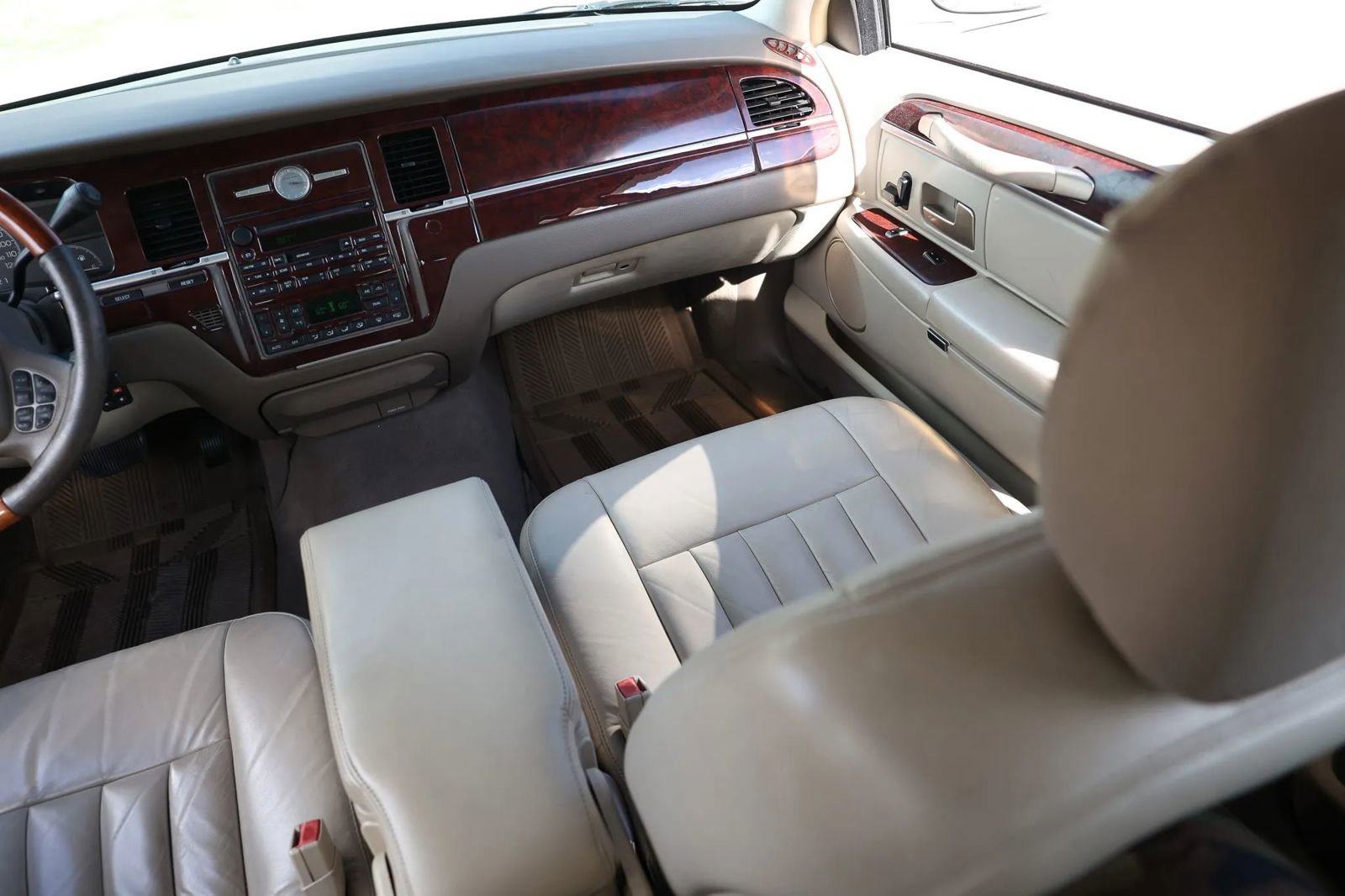 Used 2003 Lincoln Town Car Executive image 20