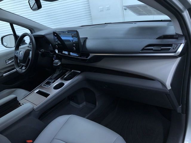 Used 2021 Toyota Sienna XLE image 24