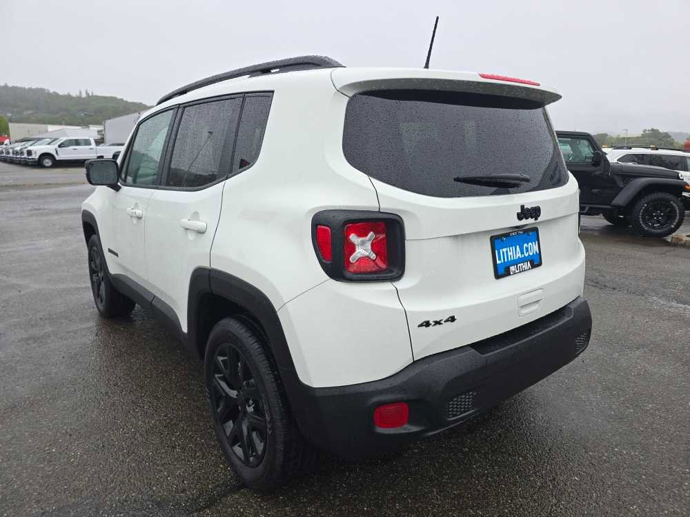 Used 2023 Jeep Renegade Altitude w/ Sun/Sound Group AWD/4WD image 3