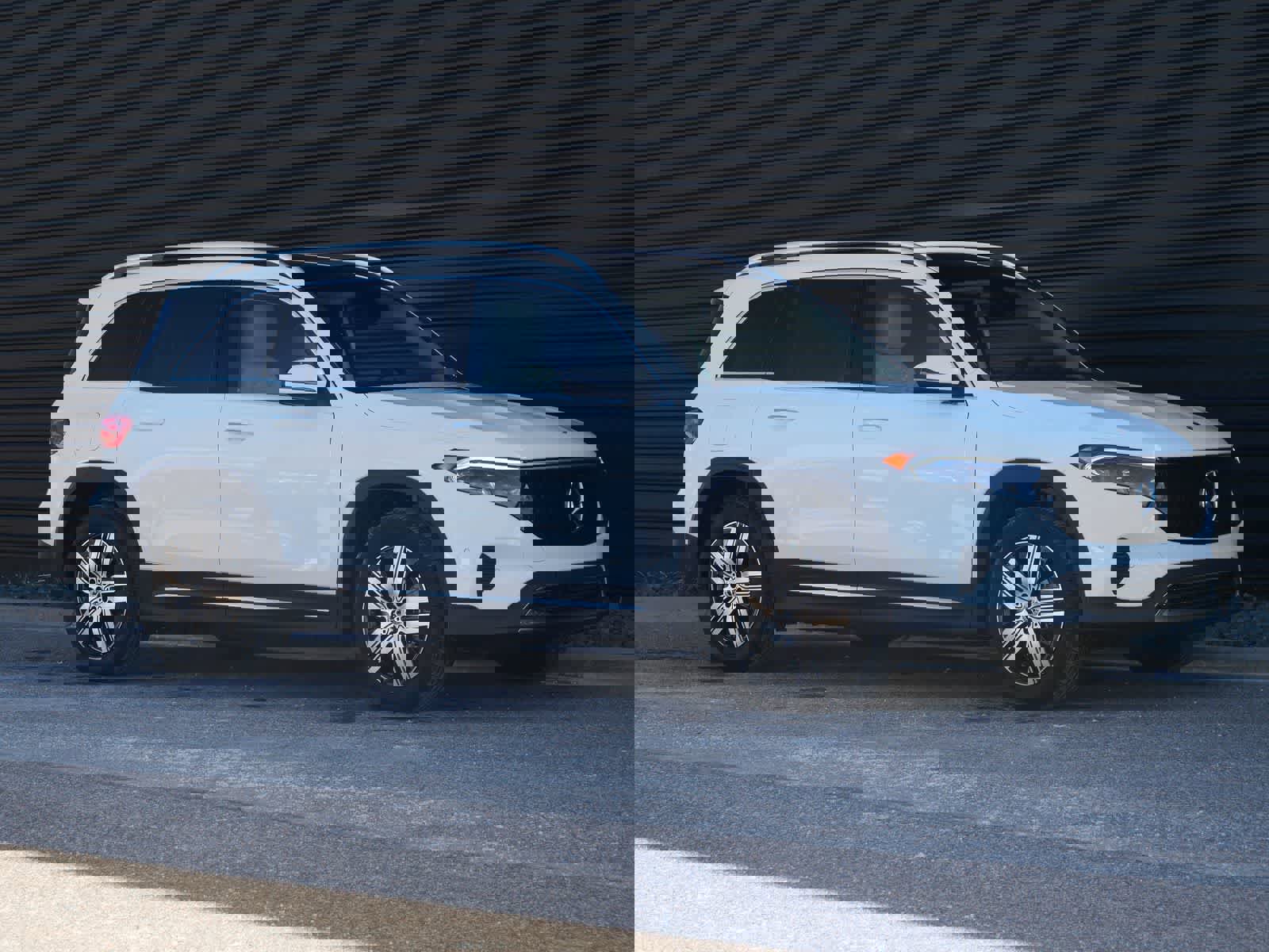 Used 2025 Mercedes-Benz EQB 300 4MATIC image 28