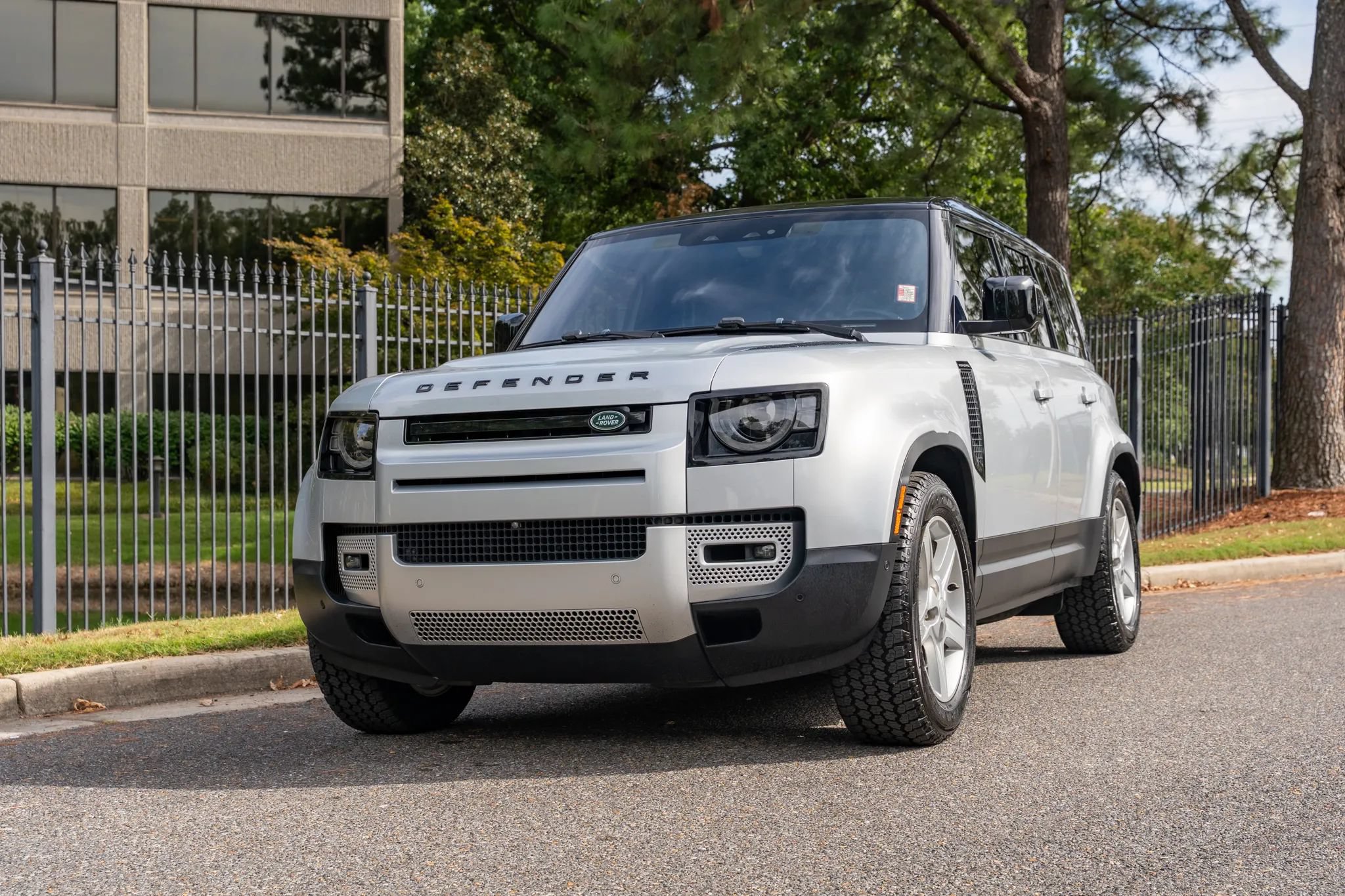 Used 2022 Land Rover Defender 110 SE AWD/4WD image 2