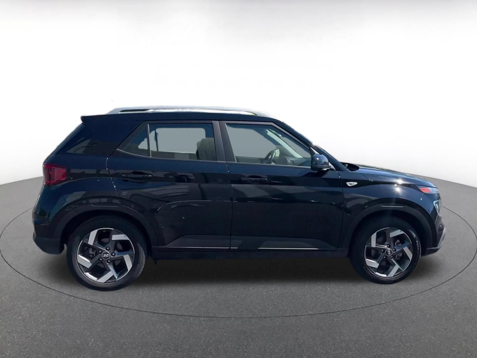 Used 2026 Hyundai Venue SEL FWD image 15
