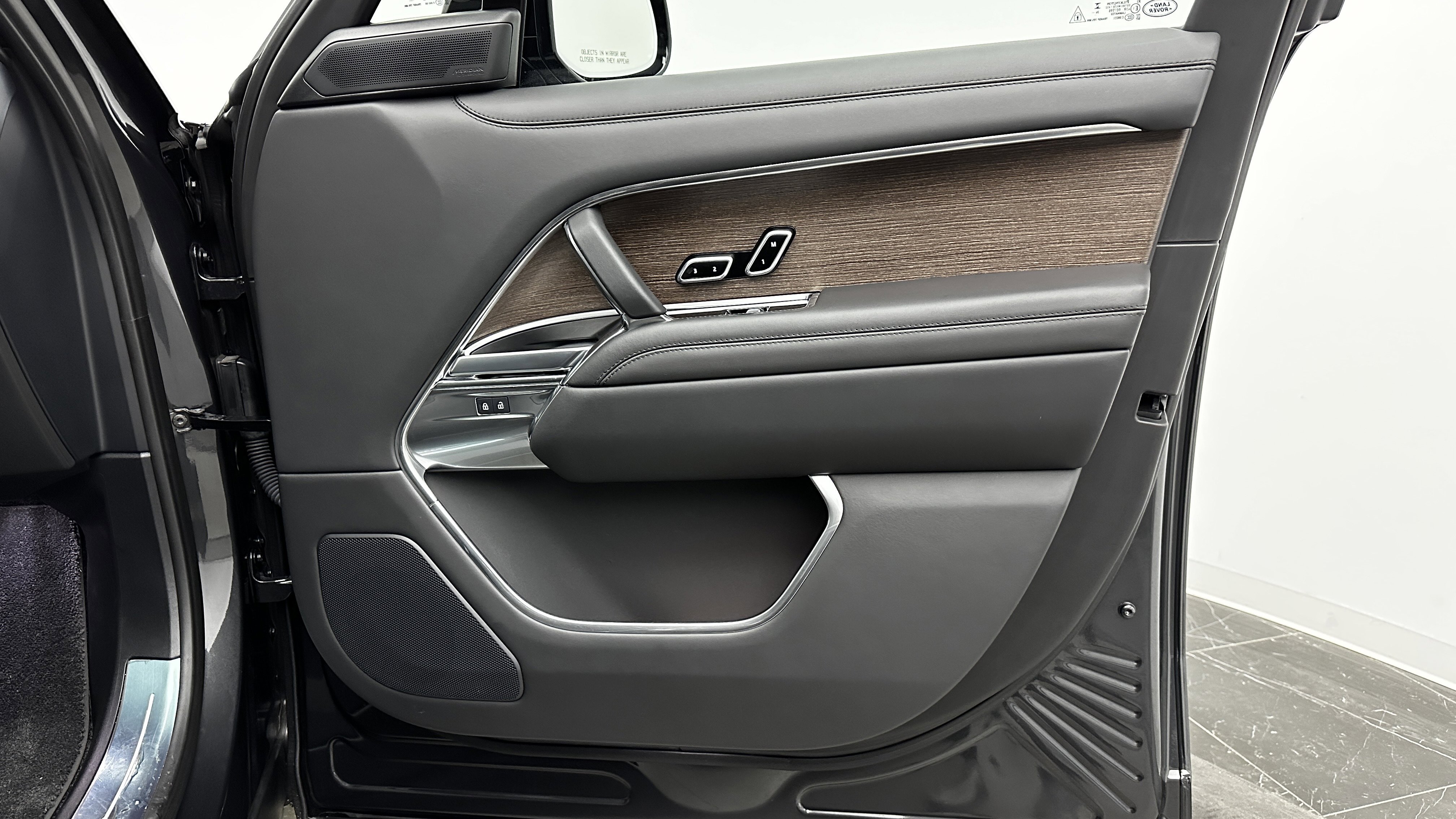 Used 2025 Land Rover Range Rover Long Wheelbase SE image 47