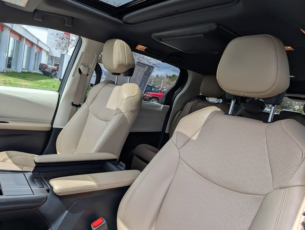 Used 2022 Toyota Sienna Limited image 20