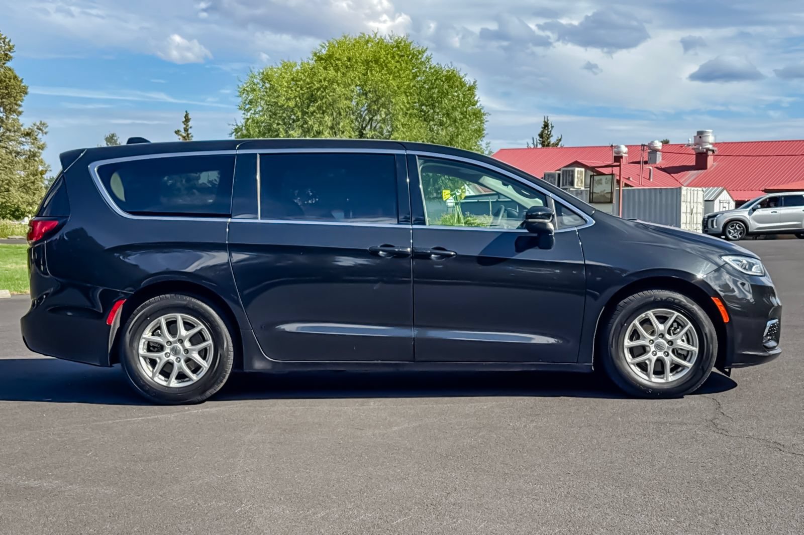 Used 2023 Chrysler Pacifica Touring-L FWD video 3