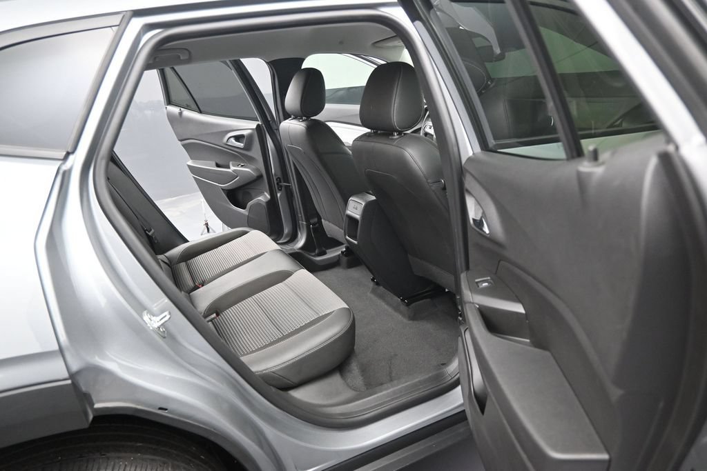 Used 2025 Chevrolet Trax LT FWD image 13