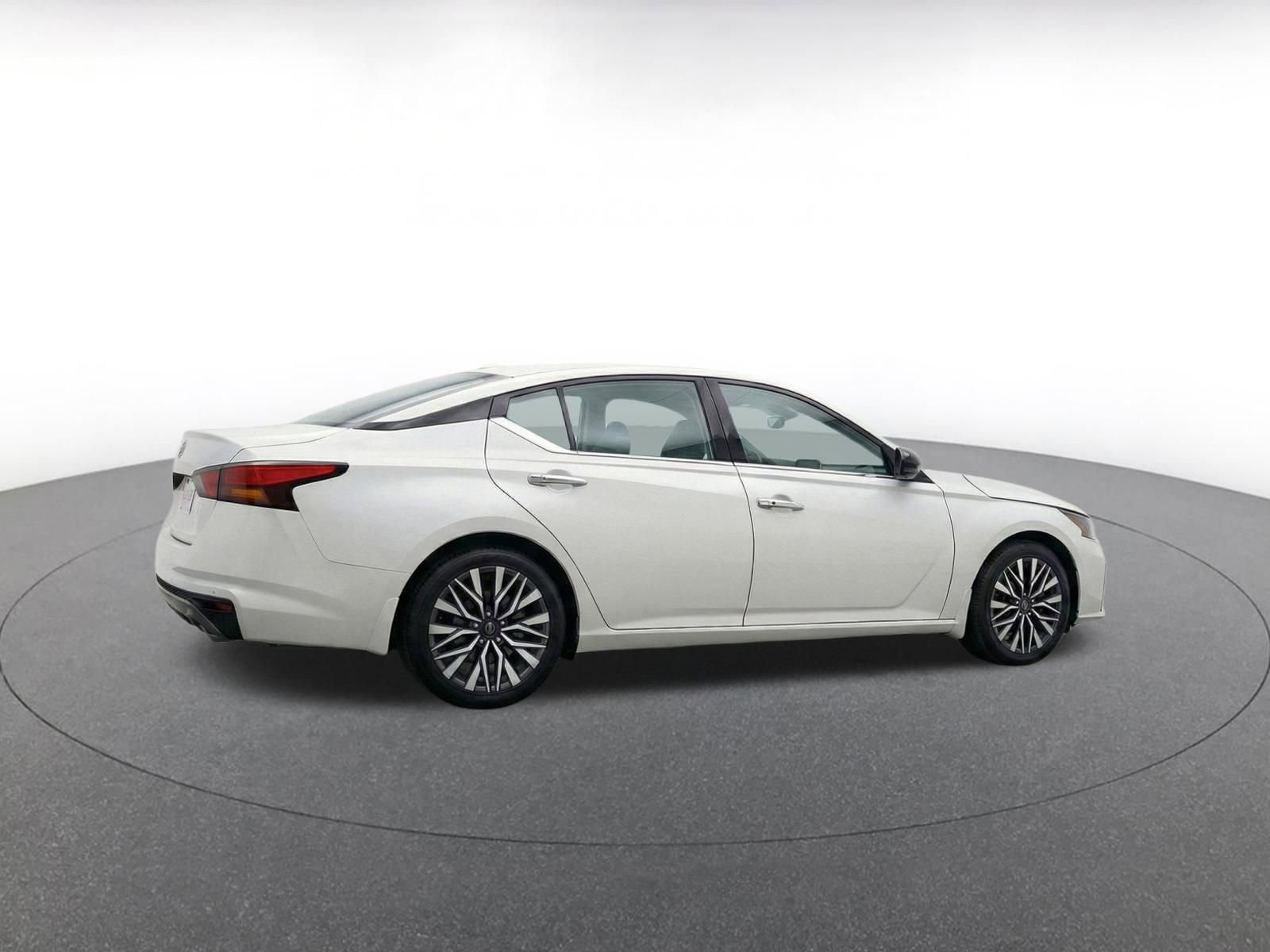 Used 2025 Nissan Altima 2.5 SV FWD image 9