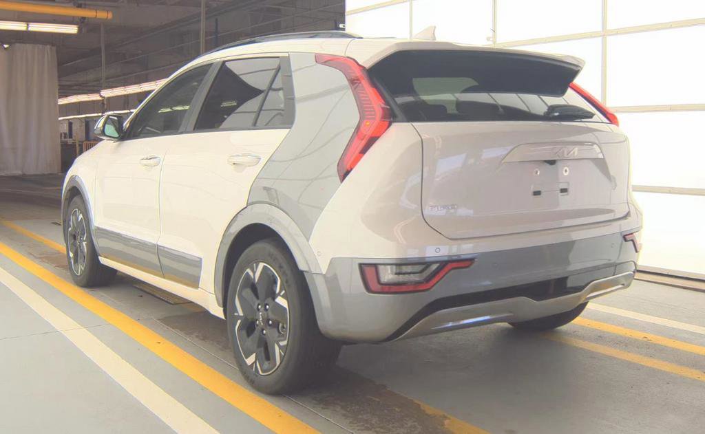 Certified 2023 Kia Niro Wave w/ Wave Preserve Package FWD image 6