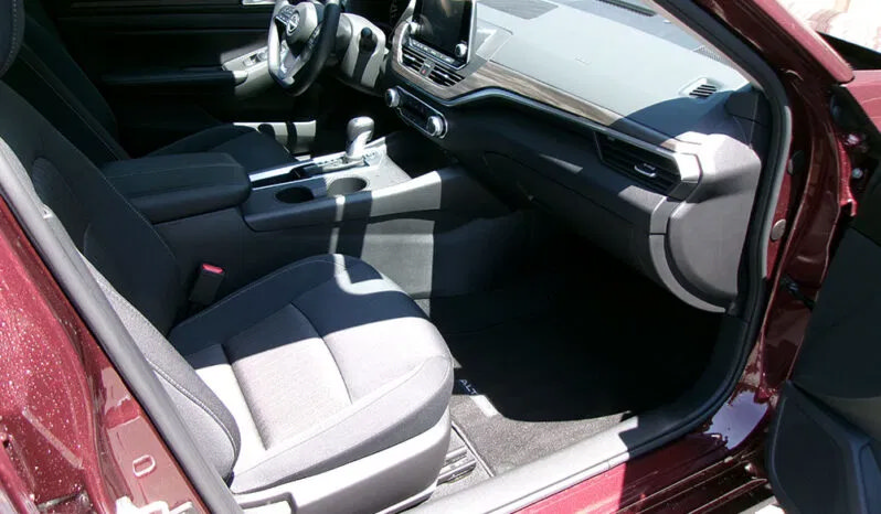 Used 2025 Nissan Altima 2.5 SV FWD image 11