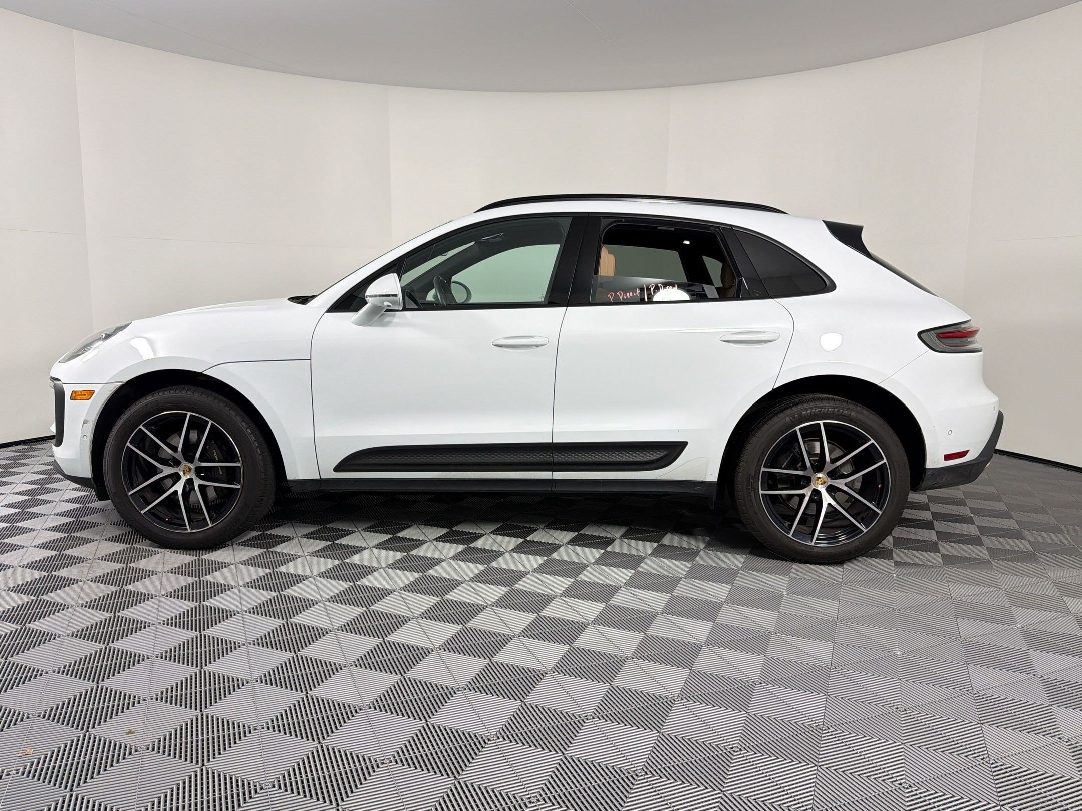 Certified 2023 Porsche Macan AWD/4WD image 2