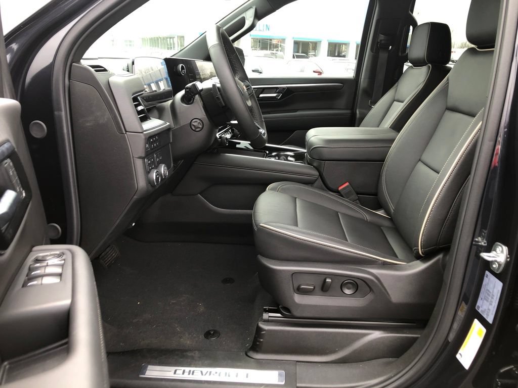 Used 2025 Chevrolet Suburban Premier AWD/4WD image 16