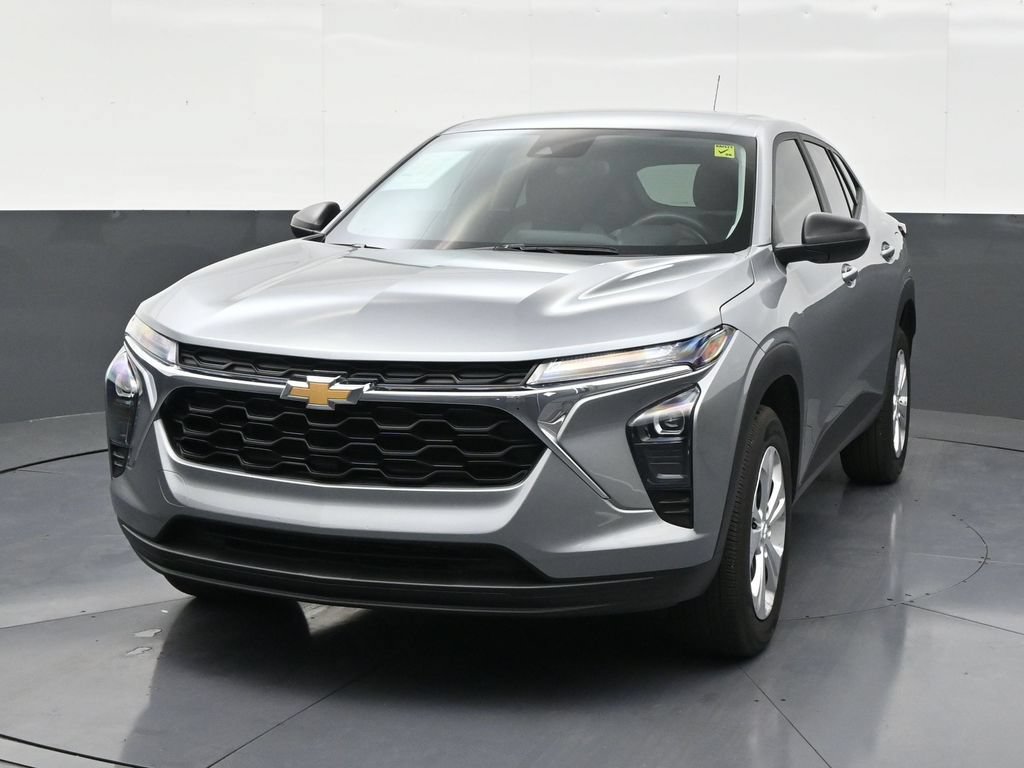 Used 2025 Chevrolet Trax LS FWD image 8