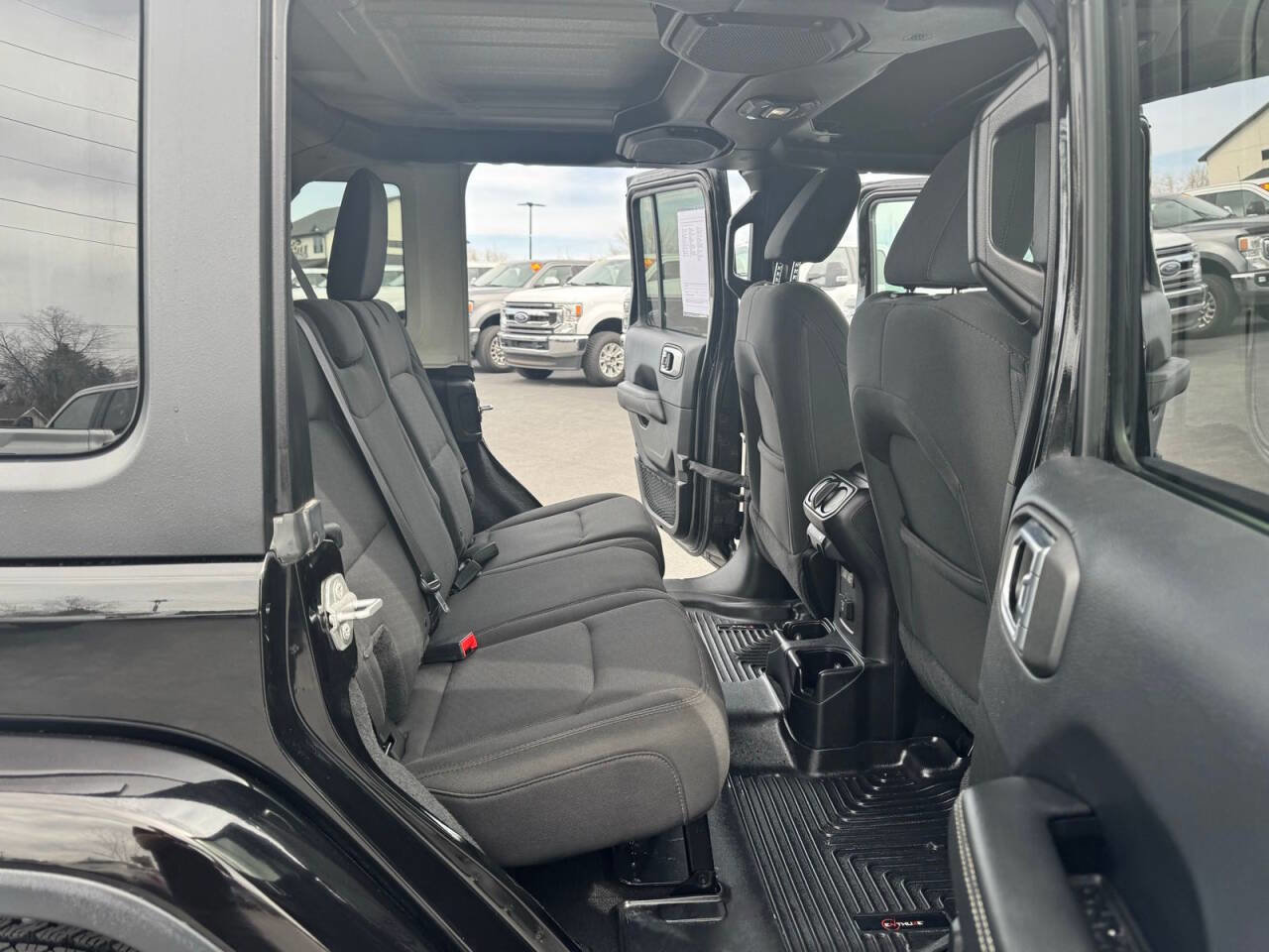 Used 2018 Jeep Wrangler Unlimited Sahara w/ Uconnect 4C Nav & Sound Group image 31