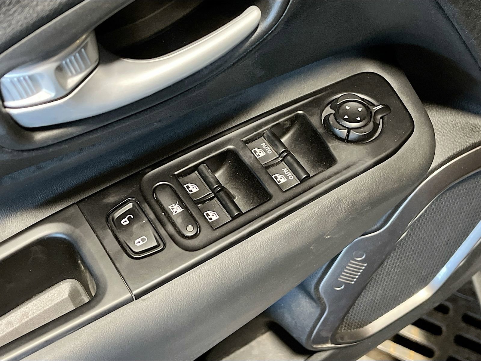 Used 2023 Jeep Renegade Limited image 18