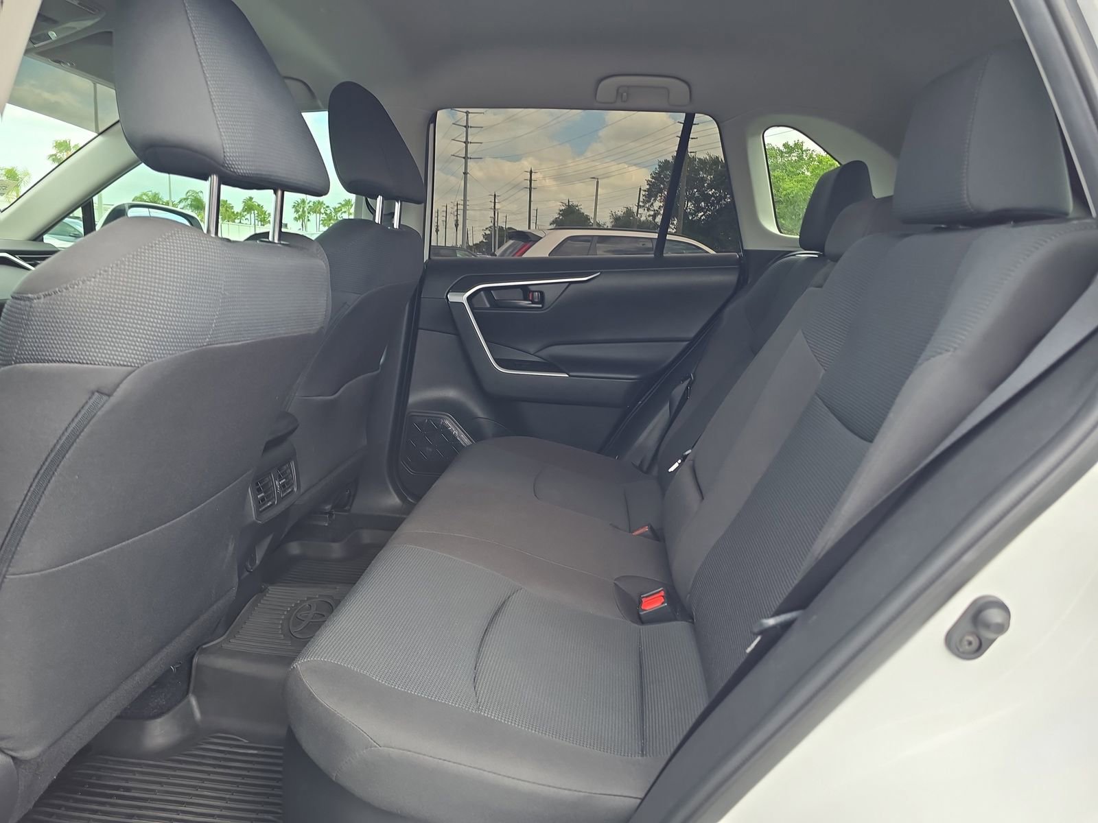 Used 2021 Toyota RAV4 LE AWD/4WD image 12