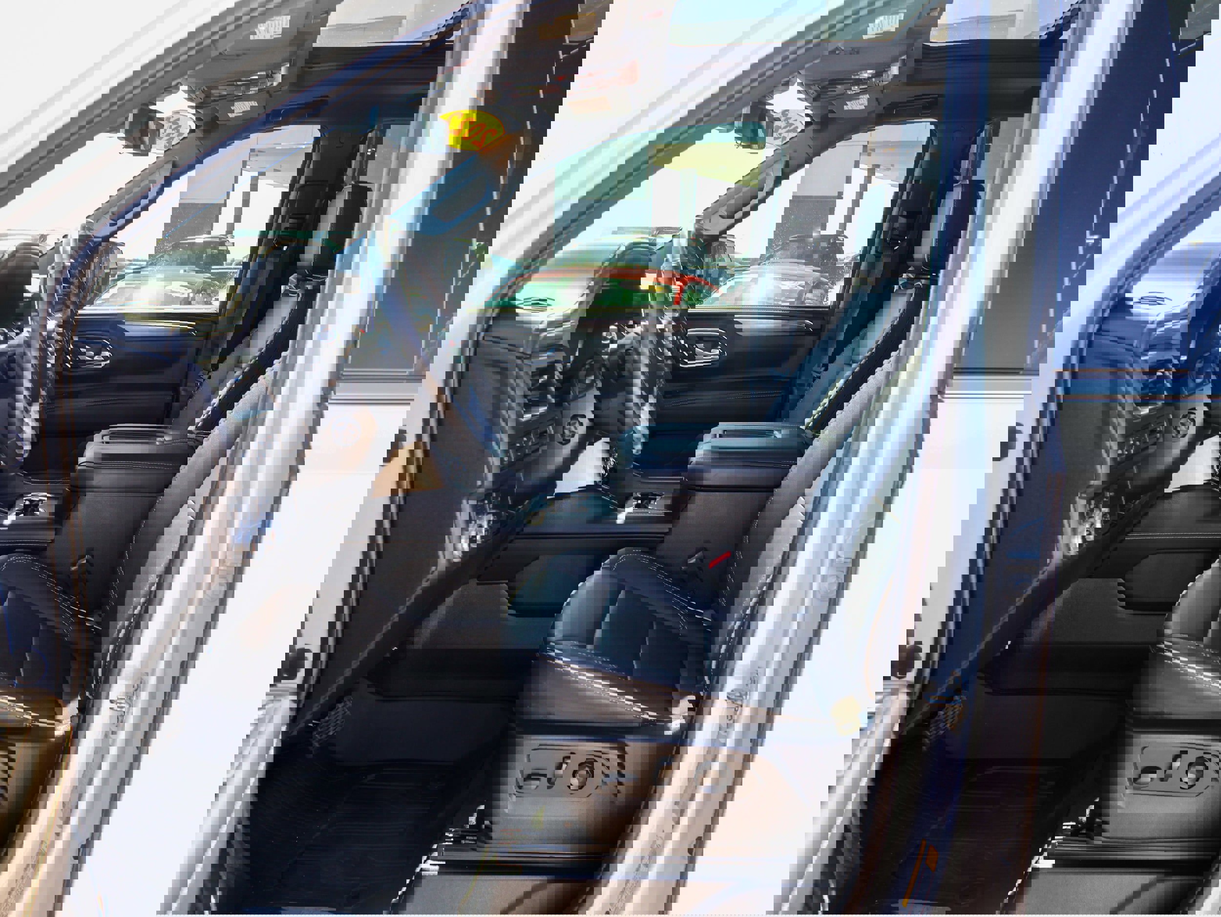 Used 2022 GMC Yukon XL SLT w/ SLT Premium Package image 13