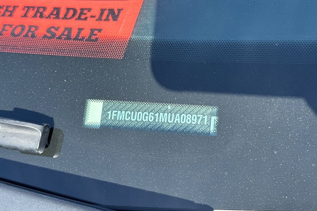 Used 2021 Ford Escape SE w/ SE Sport Appearance Package image 3