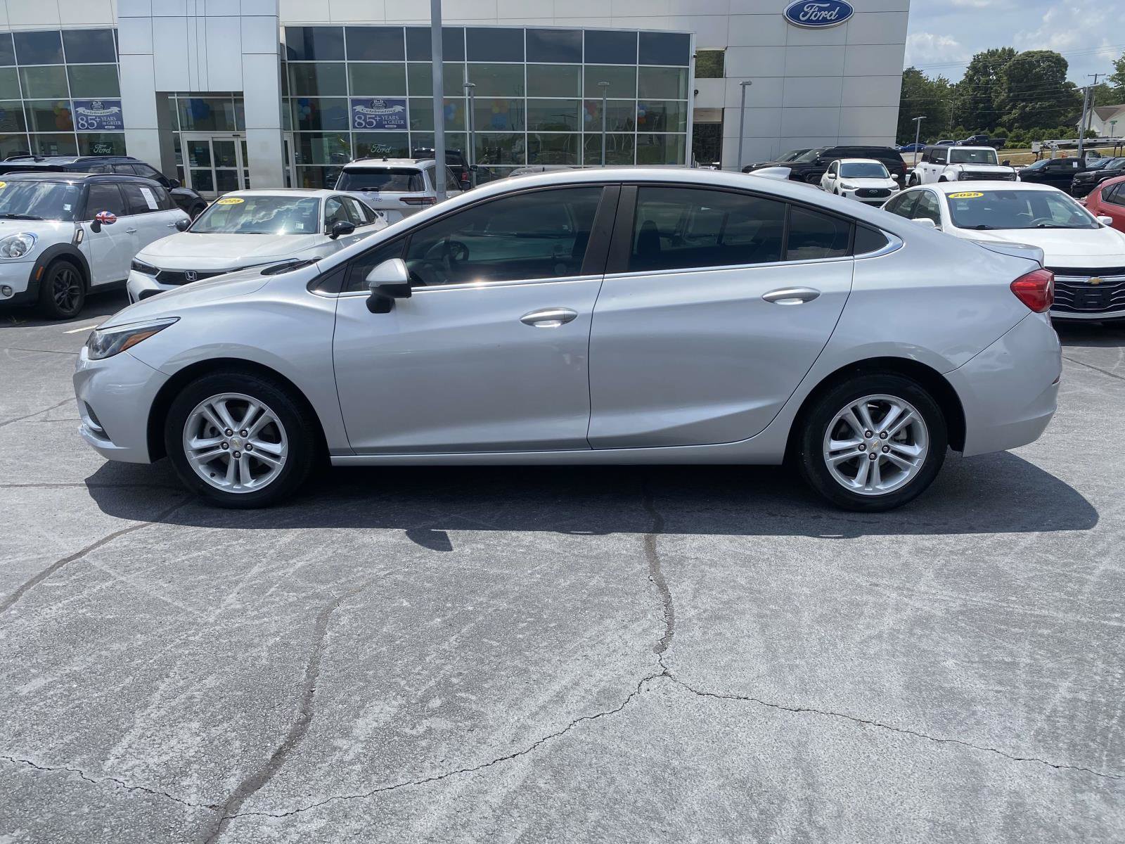 Used 2017 Chevrolet Cruze LT FWD image 4